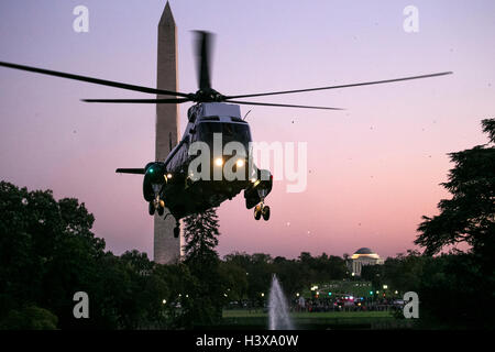 Washington, DC, USA. 9. Oktober 2016. Marine, mit US-Präsident Barack Obama an Bord, fliegen in der Nähe von Washington Monument kommt für eine Landung auf dem South Lawn des weißen Hauses in Washington, DC, USA, 9. Oktober 2016. Präsident Obama kehrt zurück von einem Wochenende in Chicago. Bildnachweis: Shawn Thew/Pool über CNP - NO WIRE SERVICE - © Dpa/Alamy Live-Nachrichten Stockfoto