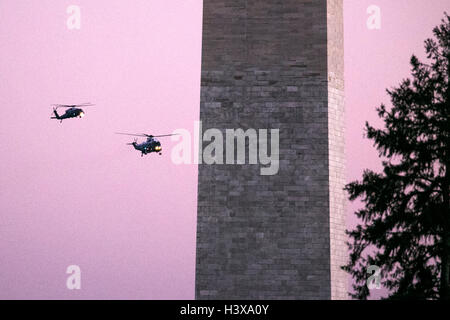 Washington, DC, USA. 9. Oktober 2016. Marine fliegt, rechts, mit US-Präsident Barack Obama an Bord, in der Nähe von Washington Monument am Ansatz auf dem South Lawn des weißen Hauses in Washington, DC, USA, 9. Oktober 2016. Präsident Obama kehrt zurück von einem Wochenende in Chicago. Bildnachweis: Shawn Thew/Pool über CNP - NO WIRE SERVICE - © Dpa/Alamy Live-Nachrichten Stockfoto