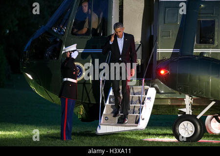 Washington, DC, USA. 9. Oktober 2016. US-Präsident Barack Obama begrüßt die Marine Guard als er aus Marine One auf dem South Lawn des weißen Hauses in Washington, DC, USA, 9. Oktober 2016 Schritte. Präsident Obama kehrt zurück von einem Wochenende in Chicago. Bildnachweis: Shawn Thew/Pool über CNP - NO WIRE SERVICE - © Dpa/Alamy Live-Nachrichten Stockfoto