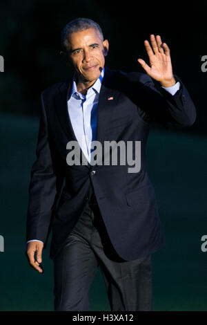 Washington, DC, USA. 9. Oktober 2016. US-Präsident Barack Obama Wellen den Nachrichtenmedien nach Verstärkung aus Marine One auf dem South Lawn des weißen Hauses in Washington, DC, USA, 9. Oktober 2016. Präsident Obama kehrt zurück von einem Wochenende in Chicago. Bildnachweis: Shawn Thew/Pool über CNP - NO WIRE SERVICE - © Dpa/Alamy Live-Nachrichten Stockfoto