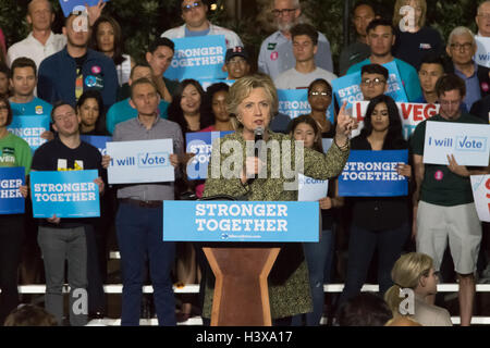 Las Vegas, Nevada, USA. 12. Oktober 2016. Hillary Clinton spricht mit dem Publikum auf eine raus Kundgebung am 12. Oktober 2016 im Smith Center in Las Vegas, NV zu stimmen. Bildnachweis: Das Foto Zugang/Alamy Live-Nachrichten Stockfoto