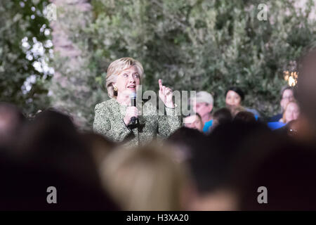 Las Vegas, Nevada, USA. 12. Oktober 2016. Hillary Clinton spricht mit dem Publikum auf eine raus Kundgebung am 12. Oktober 2016 im Smith Center in Las Vegas, NV zu stimmen. Bildnachweis: Das Foto Zugang/Alamy Live-Nachrichten Stockfoto