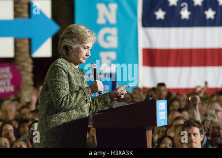 Las Vegas, Nevada, USA. 12. Oktober 2016. Hillary Clinton spricht mit dem Publikum auf eine raus Kundgebung am 12. Oktober 2016 im Smith Center in Las Vegas, NV zu stimmen. Bildnachweis: Das Foto Zugang/Alamy Live-Nachrichten Stockfoto