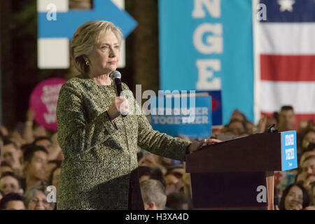 Las Vegas, Nevada, USA. 12. Oktober 2016. Hillary Clinton spricht mit dem Publikum auf eine raus Kundgebung am 12. Oktober 2016 im Smith Center in Las Vegas, NV zu stimmen. Bildnachweis: Das Foto Zugang/Alamy Live-Nachrichten Stockfoto