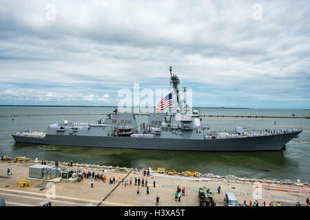 Norfolk, Vereinigte Staaten von Amerika. 1. Juni 2016. Die uns Marine Arleigh Burke-Klasse geführte Flugkörper Zerstörer USS Nitze fährt Naval Station Norfolk im Rahmen von Eisenhower Carrier Strike Group 1. Juni 2016 in Norfolk, Virginia. Der Maurer war von Huthi-Rebellen beim Segeln vor der Küste des Jemen am südlichen Ende des Roten Meer am 12. Oktober 2016 und die Nitze kehrte Rakete Feuer zerstört Bodenstationen im Jemen beschossen. Bildnachweis: Planetpix/Alamy Live-Nachrichten Stockfoto