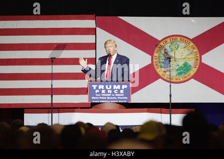 West Palm Beach, FL, USA. 13. Oktober 2016. Donald J Trump im Gespräch mit Fans bei seiner Kampagne-Kundgebung am 13. Oktober 2016 auf dem South Florida Messegelände in West Palm Beach Florida Credit: The Foto Zugang/Alamy Live News Stockfoto