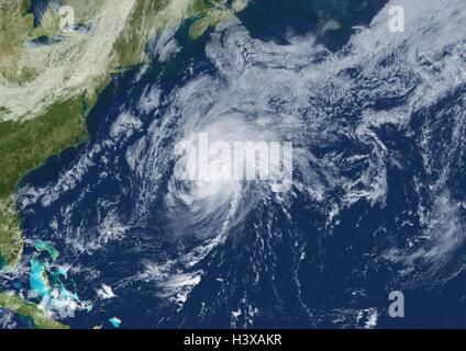 Hurrikan-Nicole nähert sich der Insel Bermuda von der NOAA GOES-Ost Satellit 13. Oktober 2016 im Atlantischen Ozean gesehen. Der Kategorie 3 Sturm Volltreffer einer seltenen auf der winzigen Insel mit Winden von 122-km/h. Stockfoto