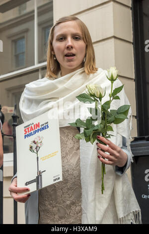 London, UK. 13. Oktober 2016. Eine Frau hält ein Plakat "Gibt es ein Fleck auf den Philippinen" und weiße Rosen vor der Philipine Botschaft in einem Protest zu liefern einen Brief an den Philippinen-Botschafter fordert Präsident Rodrigo Duterte bis Ende seiner wiederholten Aufforderungen für Polizei und Öffentlichkeit, jene zu töten, die nutzen und Drogen zu tun und sein Versprechen es widerrufen werden keine Strafverfolgung für diese außergerichtlichen Hinrichtungen. Da er an die macht Ende Juni kam gab es mehr als 3500 solche Tötungen auf den Straßen. Bildnachweis: Peter Marshall/Alamy Live-Nachrichten Stockfoto