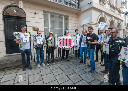 London, UK. 13. Oktober 2016. Demonstranten halten weiße Blüten, Plakate und eine große Norice "Stop Killing" außerhalb der philippinischen Botschaft. Sie sind gekommen, liefern einem Brief an den Philippinen Botschafter fordern Präsident Rodrigo Duterte dazu seine wiederholten Aufforderungen für Polizei und öffentliche, jene zu töten, die nutzen und Drogen umzugehen und zurückziehen sein Versprechen, es werden, keine Strafverfolgung für diese außergerichtlichen Hinrichtungen. Da er an die macht Ende Juni kam gab es mehr als 3500 solche Tötungen auf den Straßen. Bildnachweis: Peter Marshall/Alamy Live-Nachrichten Stockfoto