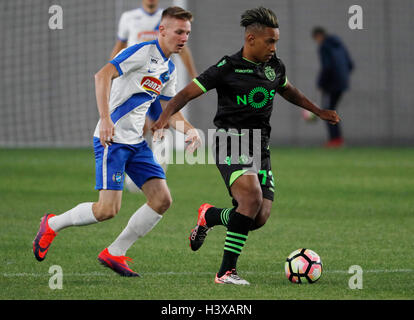 Budapest, Ungarn. 13. Oktober 2016.  Matheus Pereira (R) von Sporting CP bezieht sich auf den Ball von Balint Vogyicska (L) von MTK Budapest im Stadion-Eröffnungsspiel zwischen MTK Budapest und Sporting CP Nandor Hidegkuti Stadium am 13. Oktober 2016 in Budapest, Ungarn. Bildnachweis: Laszlo Szirtesi/Alamy Live-Nachrichten Stockfoto