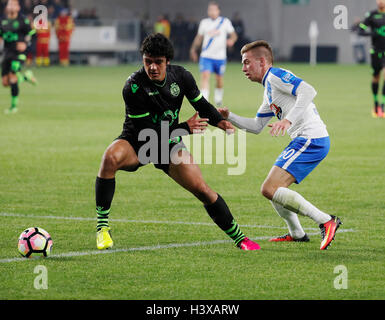 Budapest, Ungarn. 13. Oktober 2016.  Balint Borbely (R) von MTK Budapest Zweikämpfe um den Ball mit Guilherme Ramos (L) von Sporting CP während das Stadion-Eröffnungsspiel zwischen MTK Budapest und Sporting CP bei Nandor Hidegkuti Stadion am 13. Oktober 2016 in Budapest, Ungarn. Bildnachweis: Laszlo Szirtesi/Alamy Live-Nachrichten Stockfoto