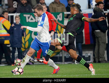 Budapest, Ungarn. 13. Oktober 2016.  Akos Baki (L) von MTK Budapest kämpft um den Ball mit Matheus Pereira (R) von Sporting CP während das Stadion-Eröffnungsspiel zwischen MTK Budapest und Sporting CP Nandor Hidegkuti Stadion am 13. Oktober 2016 in Budapest, Ungarn. Bildnachweis: Laszlo Szirtesi/Alamy Live-Nachrichten Stockfoto