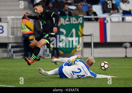 Budapest, Ungarn. 13. Oktober 2016.  Patrik Arm (R) von MTK Budapest Folie befasst sich mit Bilel Aoucheria (L) von Sporting CP während das Stadion-Eröffnungsspiel zwischen MTK Budapest und Sporting CP Nandor Hidegkuti Stadion am 13. Oktober 2016 in Budapest, Ungarn. Bildnachweis: Laszlo Szirtesi/Alamy Live-Nachrichten Stockfoto