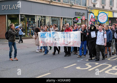 Bristol, UK. 13. Oktober 2016. Demonstranten marschieren durch die Straßen der Stadt während der Feierabendverkehr um ihre Unterstützung für den National Health Service zeigen. Der Marsch wurde organisiert von Bristol Volksversammlung auf öffentliche Unterstützung für NHS Arbeiter und Widerstand gegen die Pläne der Regierung für den Dienst unter Beweis stellen. Bildnachweis: Keith Ramsey/Alamy Live-Nachrichten Stockfoto