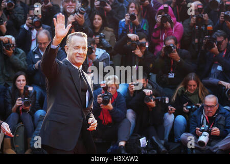 Rom, Italien. 13. Oktober 2016. Tom Hanks auf dem roten Teppich beim 11. Filmfestival in Rom, begrüßt das Publikum. Bildnachweis: Gennaro Leonardi/Alamy Live-Nachrichten Stockfoto