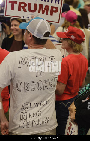 West Palm Beach, Florida, USA. 13. Oktober 2016. Donald Trump Fan zeigt seine Abneigung gegen Medien auf seiner Kampagne-Kundgebung am 13. Oktober 2016 auf dem South Florida Messegelände in West Palm Beach Florida Credit: The Foto Zugang/Alamy Live News Stockfoto