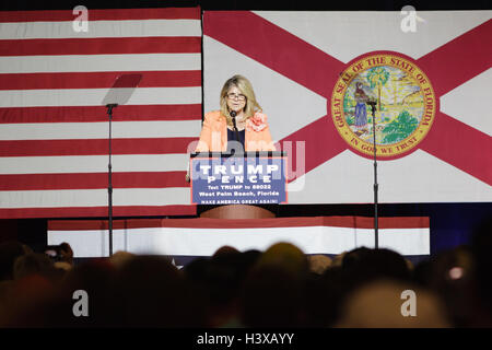 West Palm Beach, Florida, USA. 13. Oktober 2016. Sharon Tag Ko-Vorsitzende Republican National Committee im Gespräch mit Fans bei Donald Trump Kampagne Kundgebung am 13. Oktober 2016 auf dem South Florida Messegelände in West Palm Beach Florida Credit: The Pho Stockfoto
