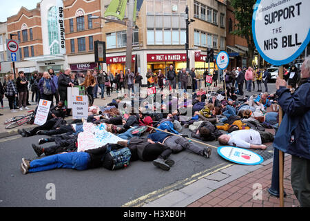 Bristol, UK. 13. Oktober 2016. Demonstranten marschieren durch die Straßen der Stadt während der Feierabendverkehr um ihre Unterstützung für den National Health Service zeigen. Der Marsch wurde organisiert von Bristol Volksversammlung auf öffentliche Unterstützung für NHS Arbeiter und Widerstand gegen die Pläne der Regierung für den Dienst unter Beweis stellen. Bildnachweis: Keith Ramsey/Alamy Live-Nachrichten Stockfoto