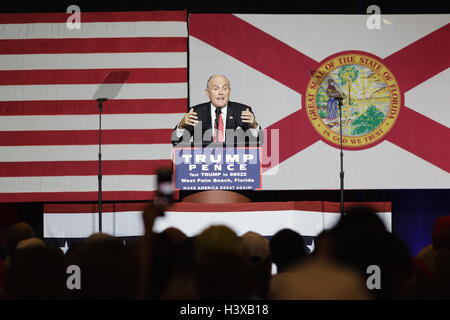 West Palm Beach, Florida, USA. 13. Oktober 2016. Rudy Guiliani im Gespräch mit Fans bei der Donald Turmp Kampagne Rallye am 13. Oktober 2016 auf dem South Florida Messegelände in West Palm Beach Florida Credit: The Foto Zugang/Alamy Live News Stockfoto