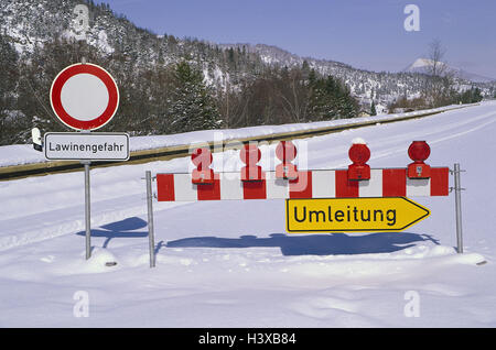 Straßensperre, Umleitung, Zeichen, Gefahr Lawinen, Schnee, schneebedeckte Straße, Winter, Schnee, Straße, Straßenschild, Verbot, keine Parkplatz Zeichen, Tipp, Schild, Warnschild, Warnung, Schilder, Gefahr, gefährlich, blockieren, Abgrenzung, Verkehr, Sicherheit Stockfoto