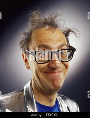 Mann, Brille, Haare, Rüschen, Grinsen chaotisch, Gesichtsbehandlung spielen, Portraitstudio, Männer, Lächeln, Lächeln, Grimassen schneiden, verwirrt, irritiert, Nachahmung, "Woody Allen" Stockfoto