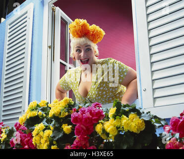 Windows, Blumenschmuck, Frau, mittleren Alter Mensch, Sommerkleid, Haarschmuck, Geste, Schadenfreude, lachen, Schwergewichte, Studio, Kleid, bunt, Mode, modisch, schauen heraus, Ansicht, glücklich, fröhlich, vergnügt, finish, lachen, Schadenfreude, Apfelsäure Stockfoto