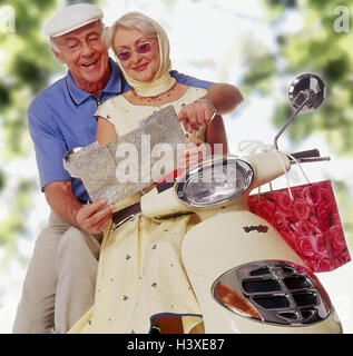 Senioren, paar, Ausflug, Motorroller, Fahrplan, Mann, Gesten, zeigen, Sommer Senior, älteres Paar, Senior, Senior, Rentner, Rentnerin, glücklich, agil, aktiv, Freizeit, Hobby, Urlaub, Spin, Karte, Orientierung, verliebt, glücklich, p Stockfoto