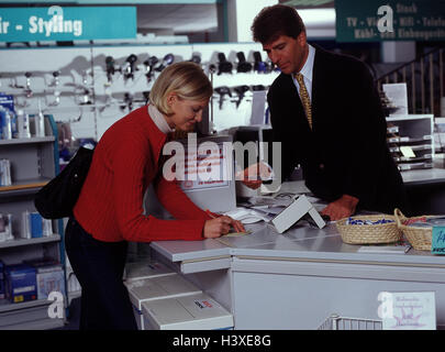 Geschäft, Kasse, Verkäufer, Frau, Zahlung, Kreditkarte, Signature, Electronic Cash, e-Cash, durch Überweisung, Bankkarte, High-Speed-Bahn-Terminal, bedeutet Zahlung, bezahlen, Einkaufen, Shop, Stockfoto