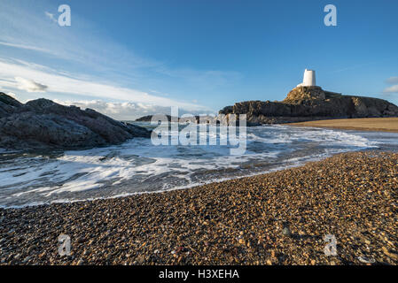 Strand unterhalb Llanddwyn Leuchtturm Stockfoto