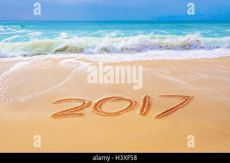 geschrieben auf dem Sand des Strandes, 2017 Reisen Sie 2017 Neujahr Konzept Stockfoto