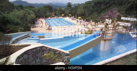 Italien, Insel Elba, Ferien Anlage "Rosselba le Palme", Pool Anlage, Tourist, Übersicht, Europa, Mittelmeer, Insel im Mittelmeer, das Nord, Nordküste, nahe Portoferraio, camping-Anlage, Kiefernholz, Schwimmbad, Schwimmbäder, Terrasse-förmig, sw Stockfoto