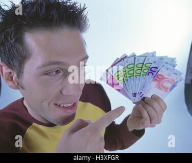 Mann, Hand, Euro, Banknoten, Geste, zeigend, Porträt, innen, jung, Geld, Banknoten, Meanses Zahlung, Bargeld, einheitliche Währung, einheitlich, EU, Europa, präsent, Studio, Ausschneiden Stockfoto