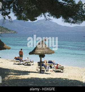 Spanien, Mallorca, Halbinsel, Form Ziel, Sandstrand, Badegäste, die Balearen, Insel, Mittelmeer, Strand, Strand, Liegestühle, Sonnenschirme, Touristen, Sonnenbad, Urlaub, Sommer, Erholung, Ruhe, Meer, Wasser Stockfoto