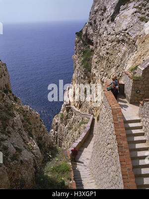 Italien, Sardinien, Provinz Sassari, Capo Caccia, Felswand, Treppen, Touristen, Neptuns Grotte Insel, Mittelmeer, Sardinien, Westküste, Küste, Rock, Galle Küste, Steilküste, Weg, Treppe Weg, Eingang, Grotte, Grotta del Nettuno Stockfoto