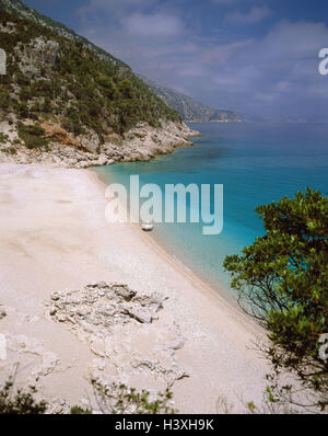 Italien, Sardinien, Provinz Nuoro, Golfo Tu Orosei, Cala Sisine, Meer, Strand, einsam, Motorboot-Insel, Mittelmeer, Sardinien, Ostküste, Küste, Bucht, sandigen Strand, Ausfahrt, Boot, Übersicht Stockfoto