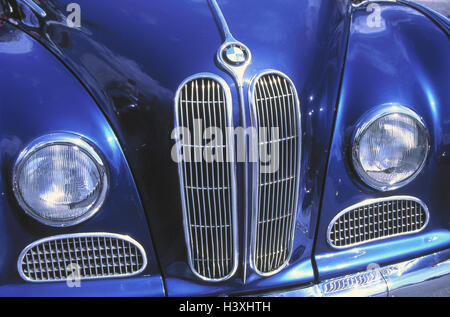 Auto, Oldtimer, BMW 502, Jahr Herstellung im Jahre 1955, front Ansicht, Detail, Auto, Pkw, blau, Autotypen, Kühlergrill, Scheinwerfer, nostalgisch, Nostalgie, Stockfoto