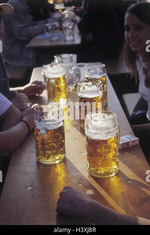 Deutschland, Bayern, München, Biergarten, Gäste, Tabelle, Detail, Bierkrüge, keine Modellfreigabe Oberbayern, englischer Garten, Bar, "Seehaus", Stillleben, Bierglas, Biergläser, Gläser, Krüge, Abendstimmung, Gegenlicht, Gastronomie Stockfoto