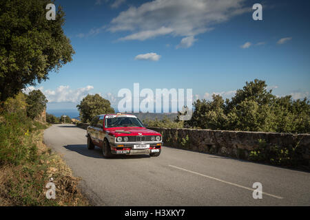 PALASCA, CORSICA 7. OKTOBER 2016. T Lorin & S Cortvriendt konkurrieren in ihren BMW 320i auf 2016 Tour de Corse Historique Stockfoto