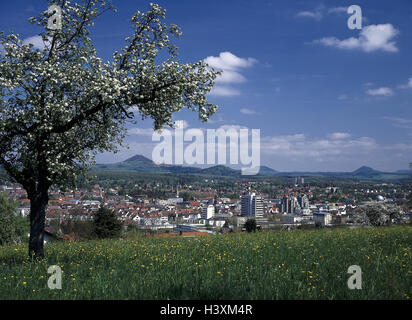Deutschland, Baden-Württemberg, Göppingen, Blick auf die Stadt, Frühling, Europa, Stadt, Ansicht, Häuser, Wohnhäuser, Berglandschaft, Hohenstaufen, Berg Rech, Stuifen Stockfoto