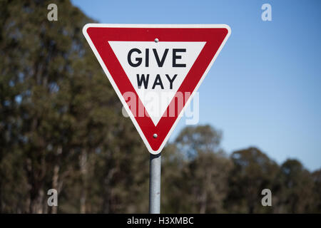 Wege-Schild, Vorfahrt oder Ertrag für den entgegenkommenden Verkehr zu geben. Stockfoto