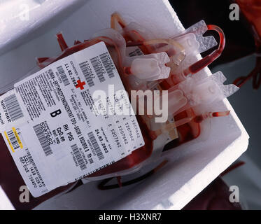 Gerät gespeicherten Blut, Erythrozyten-Konzentrat, Blut, Blutbank, Blutspenden, Tasche, Aufkleber, Einträge, Blutgruppe, Konzentrat, Erythrozyten, Bluttransfusion, Medizin, Bluttransfusion, Heilung, Rettung, Forschung, Leben retten, Produktfotografie Stockfoto