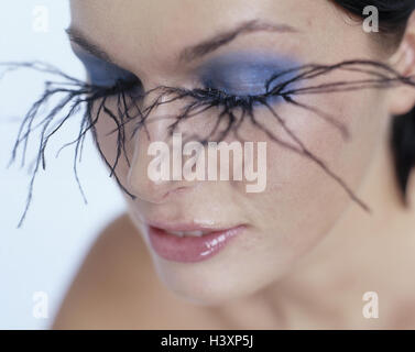 Frau, jung, Augen Make-up, extravagant, Wimpern, Portrait, Detail, Frauen  Portrt, Blick, geschminkt, Schminke, Make-up, Kosmetik, Augen geschlossen, knstliche  Wimpern, stickable, falsche Wimpern, "Wimpern Federn", extrem, gewellt  Stockfotografie - Alamy