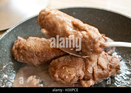 Rindfleisch-Rouladen mit Soße schwenken Stockfoto