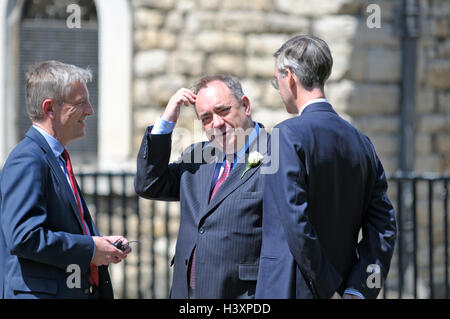 London. 27. Mai 2015. Zustand-Öffnung des Parlaments. Alex Salmond und Jacob Rees-Mogg am College Green nach der Rede der Königin Stockfoto