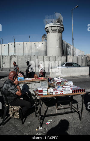 Ein Blick von der Qalandiya Check Point in der Mauer der Trennung in der Westbank von Palästina. Aus einer Reihe von Fotos commissione Stockfoto