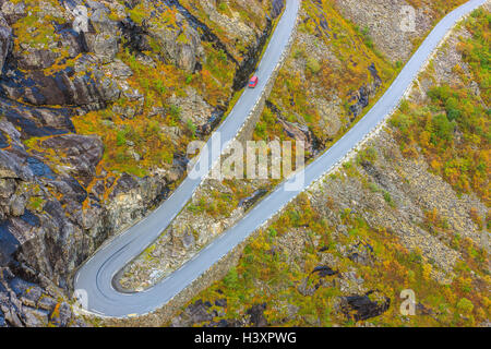 Trollstigen ist eine serpentine Bergstraße in Rauma Kommune, Møre Og Romsdal Grafschaft, Norwegen. Stockfoto
