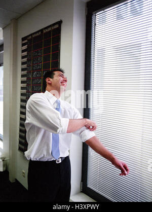 Büro, Büroangestellte, Hemd Ärmel aufrollen, Sichtfenster, glücklich, 20-30 Jahre, Geschäft, Mann, jung, Geschäftsmann, Arbeit, Beruf, Ehrgeiz, Motivation, Zukunft, Energie, Entschlossenheit, entschlossen, energisch, beschäftigt, keen, Entscheidung, Bestimmung, Initiative, Aktion, Aktion, Eintrag, Engagement, Freude, Zufriedenheit, innen, 30-40 Jahre Stockfoto