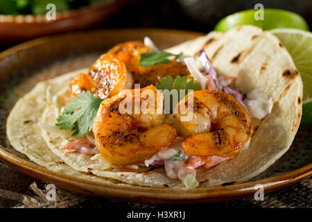 Köstliche pikante Garnelen Taco mit cremigen Koriander-Krautsalat und Kalk. Stockfoto