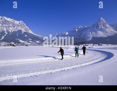 Österreich, Tirol, Ehrwald, Zugspitze-Bereich, Loipe, Langläufer, Europa, Zugspitze, Winter, Berglandschaft, Winterlandschaft, Langlaufen, Langlaufloipe, Langlaufen gehen, Urlaub, Winterurlaub, Wintersport, Sport Stockfoto