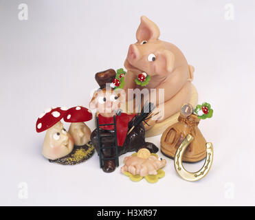 Silvester Eves, Marzipan, Glücksbringer, verschiedene Neujahr, drehen, Jahres, Glück Symbole, Marzipanfiguren, Schweine, Rauchfangkehrer, Schornsteinfeger, Fliegenpilze, Geld-Beutel, Hufeisen, Produktfotografie, Still Life Stockfoto